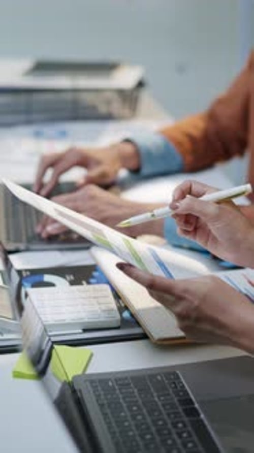 Gruppe von Teamarbeitern, die im Büro arbeiten und Brainstorming betreiben