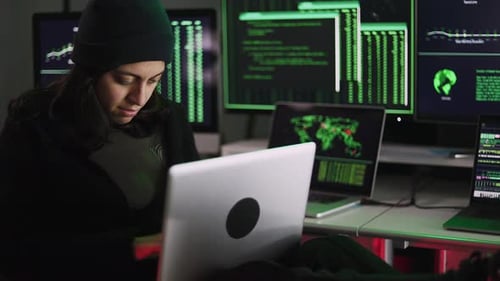 Une hacker professionnelle saisit un code de virus sur un ordinateur portable pour une cyberattaque