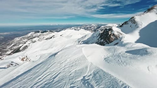Vol palpitant en Drone FPV sur de majestueux sommets enneigés