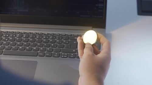 Gros plan de mains tenant des bitcoins.