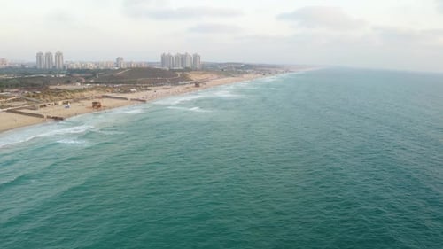 Captura a cámara lenta de la orilla del mar