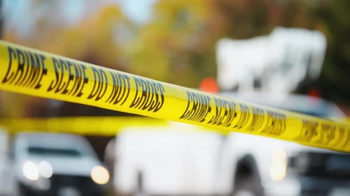 Uma cena de crime amarela brilhante não cruza a fita esticada em um ambiente urbano O acidente de carro