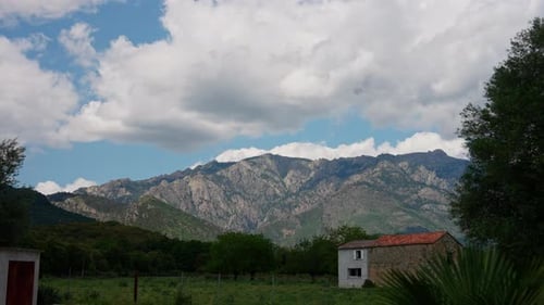 Zeitraffer der Berglandschaft. Blick auf die ziehenden Wolken und die Berge im Hintergrund.