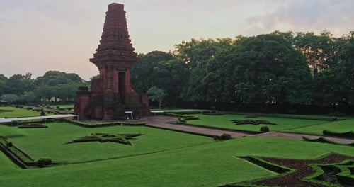 Mojokerto, 02. Mai 2024, Luftaufnahme des Tempelhofs am Morgen