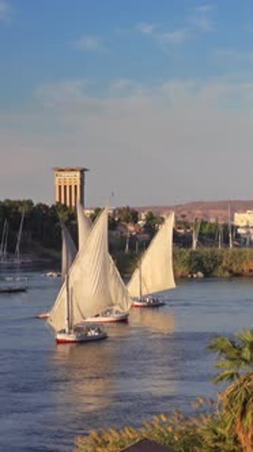 Bateaux felouques sur le Nil à Assouan en Égypte