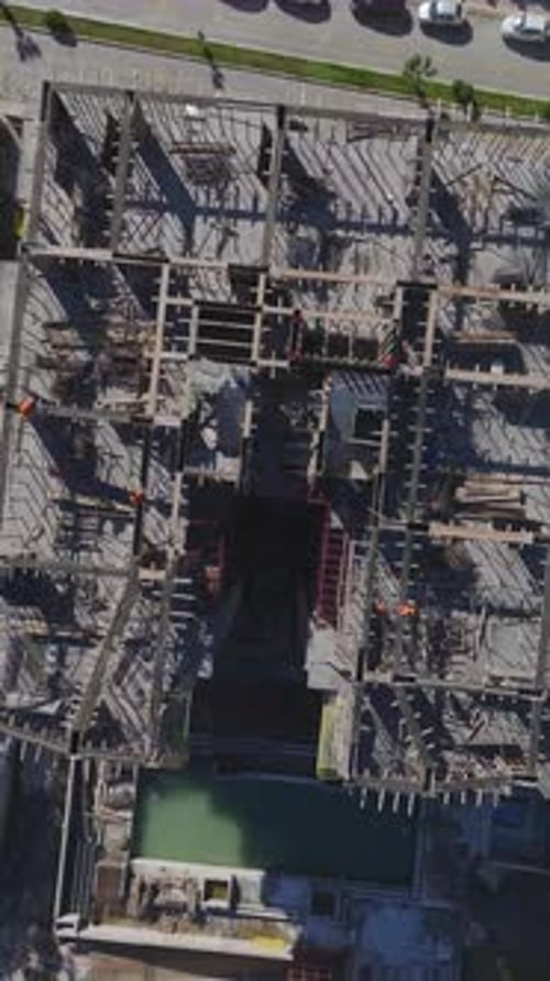 Vídeo vertical del vertido de hormigón y los trabajos de cimentación en un proyecto de construcción residencial