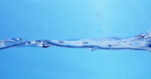 Erfrischende Aqua Clean Wassertröpfchen, die in Zeitlupe kaskadieren. Blue Bliss abstrakter Wasserhintergrund