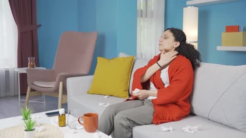 Jeune femme malade aux yeux qui coulent.