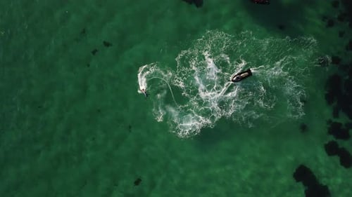 Un hombre vuela en un FlyBoard