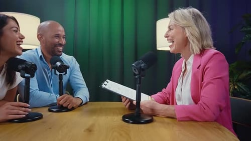 Professionelle Podcaster nehmen Interview auf
