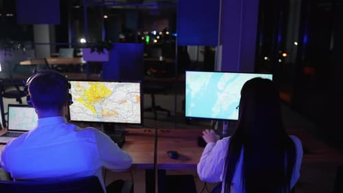 Erfolgreiches Team von Dispatchern zeichnet sich auf der Karte des Frachttransports ab