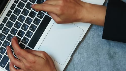 Mains féminines ouvrant un ordinateur portable et commençant à travailler, tapant un message. Vidéo verticale