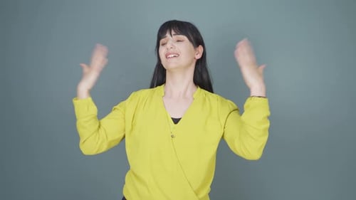 La température élevée de l'air étouffe la femme.