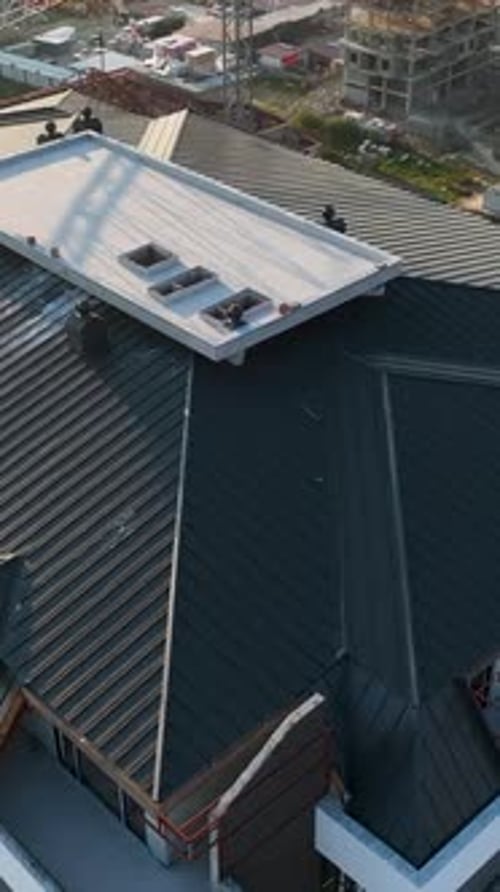 Vídeo vertical: la futura perspectiva aérea de las obras de construcción y los apartamentos de alta gama