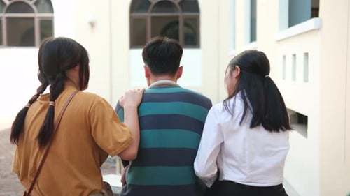 Сочувствие и поддержка: друзья, утешающие унылого человека