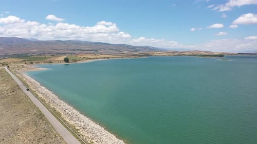 Vue aérienne du lac et de la route
