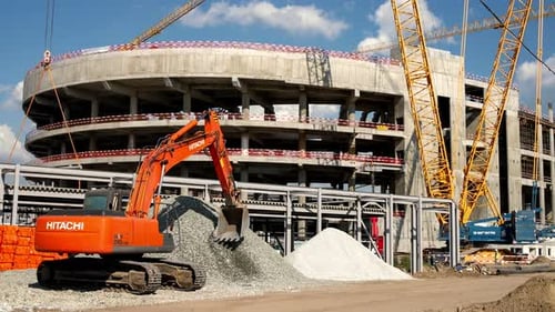 Momelapse de excavación, excavadora y grúas en un estadio deportivo