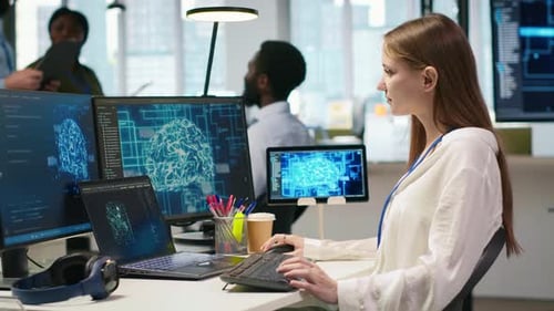 IT-Experte im High-Tech-Startup Office nutzt neuronale Netze zur Entwicklung von KI