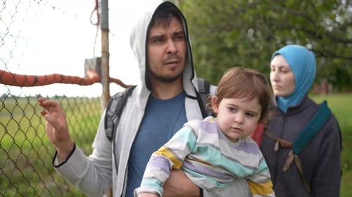 Retrato: una familia de refugiados dirige el problema de cruzar la frontera ilegalmente con una persona indocumentada