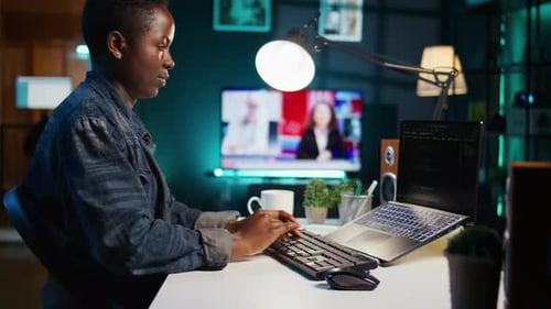 Freiberuflicher Administrator im Home Office verwendet Laptop, um Programmiersprachencode zu schreiben