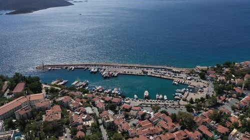 Turkiye Kaş Wunderbares Drohnenschießen mit Meer, Stadt und Meerblick 4K