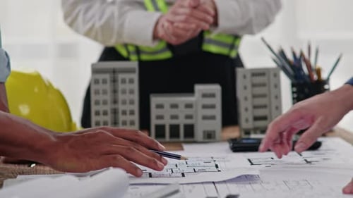 Remue-méninges et évaluation des estimations sur les dessins de construction, la conception, l'architecture et l'ingénierie