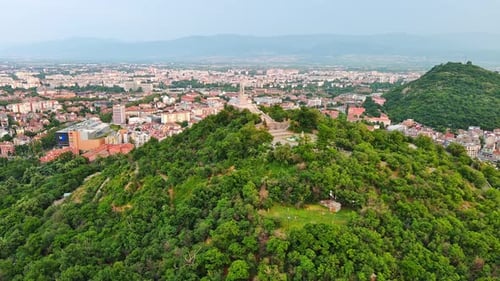 Ciudad de Plovdiv con casas y campos sobre el telón de fondo de las montañas de Ródope y colinas cubiertas de