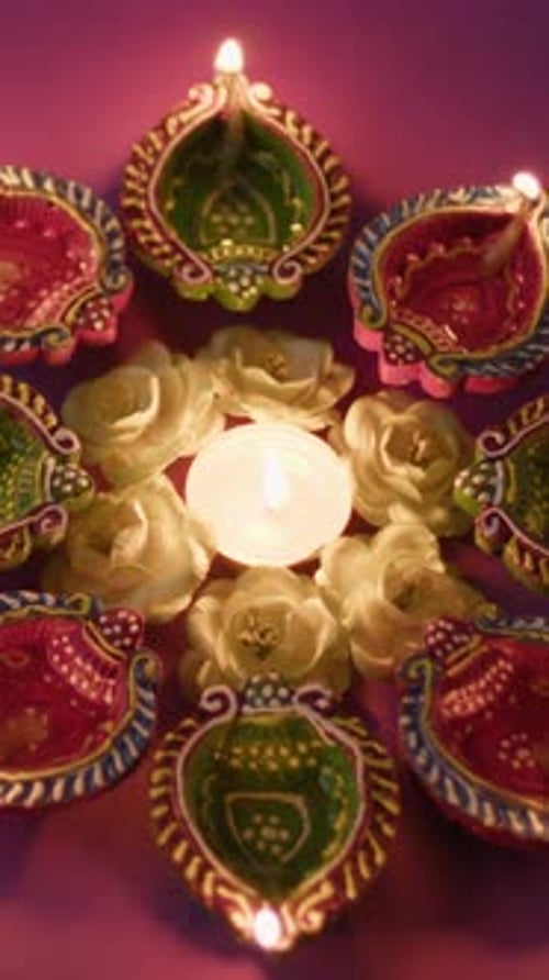 Allumer des bougies traditionnelles de Diwali pendant la nuit