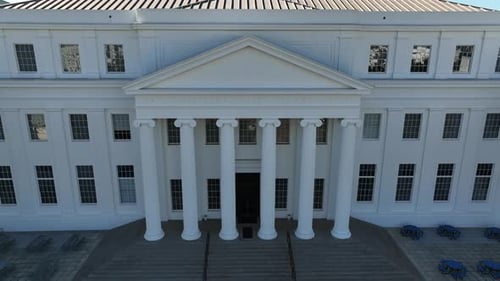 Bâtiment du gouvernement de l'État dans la capitale. Vue aérienne montante aux États-Unis.