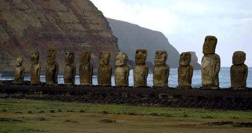 Vue sur les têtes côtières de l'île de Pâques,