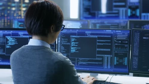 En la sala de control del sistema, el operador técnico permanece de pie y monitorea varias actividades que se muestran en Mul