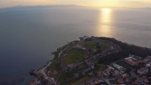 Drone aérien survolant le château de Mitilini, à Lesbos, révélant le lever du soleil en mer avec vue sur Athènes, Lesbos,