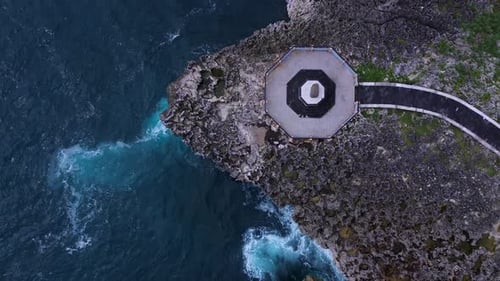Zumbido captura un extenso sistema de plataforma costera en medio de una costa rocosa
