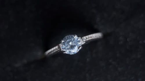 Hochzeitsring-Hintergrund mit rotierendem Diamant
