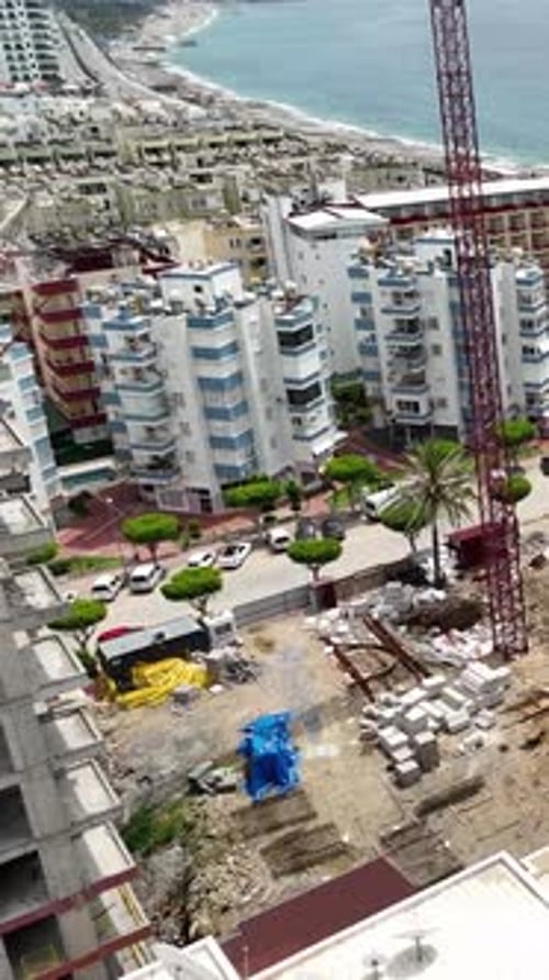 Vídeo vertical sobre la construcción de un rascacielos Vista aérea de un proyecto de construcción de varios pisos