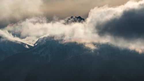 Zeitraffer dramatischer Wolken in den mystischen Winteralpen