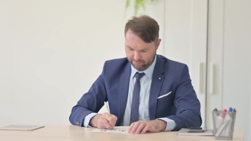 Geschäftsmann, der an Dokumenten arbeitet, Papierkram erledigt