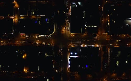 Imagens de vídeo em 4K de veículos viajando por uma cidade à noite