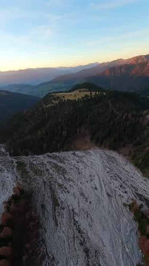 FPV-Drohne fliegt über die Bergoberfläche des Seceda-Gebirges in Italien