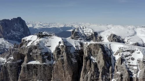 Station de télésiège au sommet des Alpes, vue aérienne