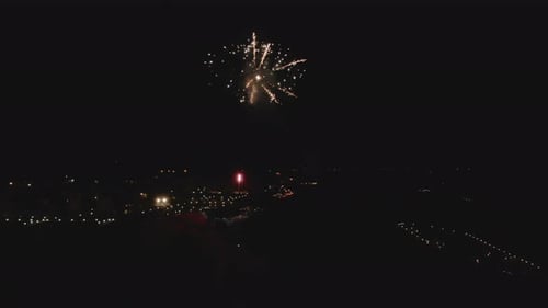 Drohnenaufnahme einer Feuerwerksshow an der Küste