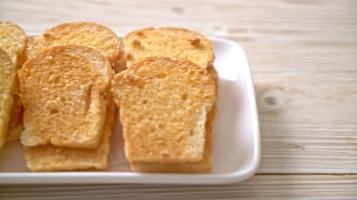 gebackenes knuspriges Brot mit Butter und Zucker