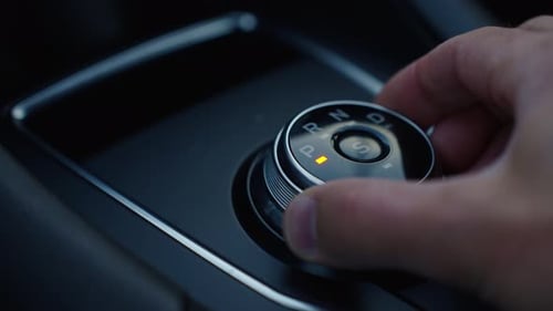 Man comuta a transmissão no modo de acionamento na caixa de câmbio automática