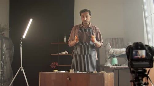 Un reparador de muebles en un taller de trabajo mantiene un blog sobre reparación de muebles antiguos en general