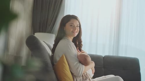 Bebé amamantado por la madre