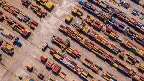 Industrieller Laderaum mit Containerschiff im Dock am Hafen