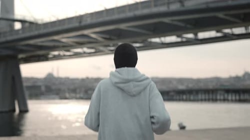 Rückansicht einer sportlichen Frau im Hijab, die den Morgenlauf genießt