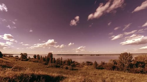 Zeitraffer von Ocean Bank und Grass Meadow im Sommer oder Herbst. Wilde Natur, Küste und Land