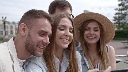 Gesellschaft von Freunden, die beim Selfie in die Kamera lächeln