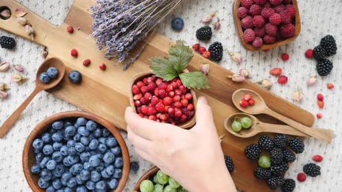 Beautiful Flat Lay besteht aus frischen Bio-Mix-Beeren.